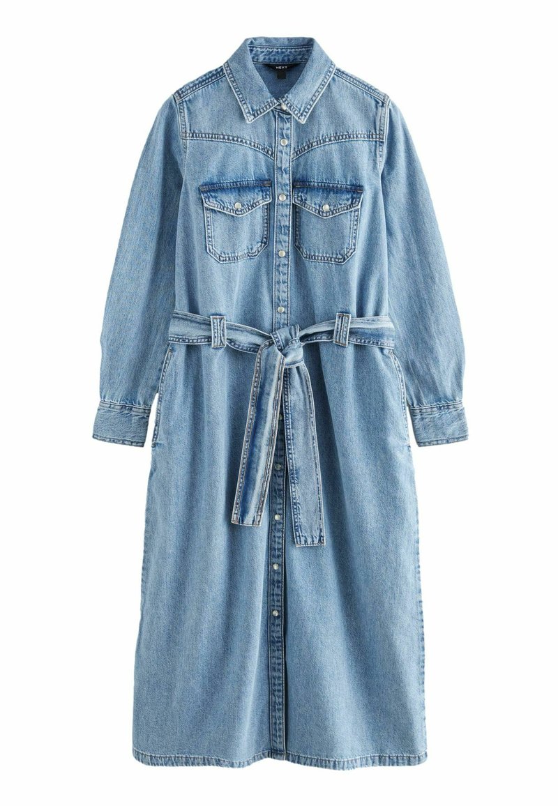 Robe en jean bleu clair avec des manches longues, fermeture à boutons sur le devant, poches poitrine et une ceinture à nouer à la taille. Elle présente un col et un ourlet droit.