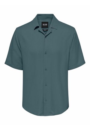 Koszula z krótkim rękawem na guziki w stonowanym odcieniu teal. Wykonana z gładkiego materiału, z klasycznym kołnierzykiem i luźnym krojem.