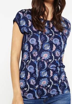 Granatowa koszulka z krótkim rękawem, ozdobiona kwiatowym wzorem w odcieniach różu i niebieskiego, wykonana z miękkiego, lekkiego materiału.