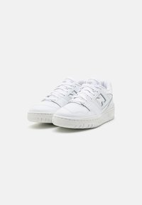 Weiße Sneakers aus glattem Synthetikmaterial, mit einem Low-Top-Design, strukturiertem Gummisohle und dezenten Branding-Details an der Seite.
