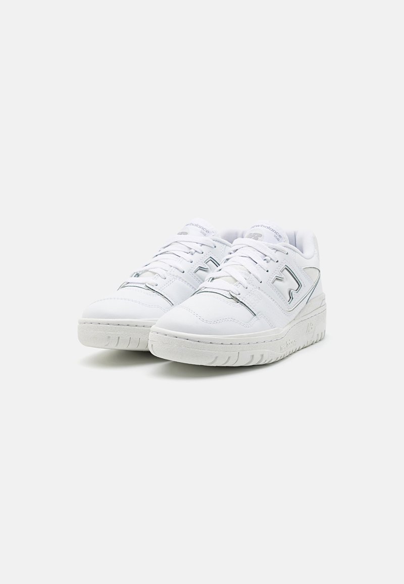 Weiße Sneakers aus glattem Synthetikmaterial, mit einem Low-Top-Design, strukturiertem Gummisohle und dezenten Branding-Details an der Seite.
