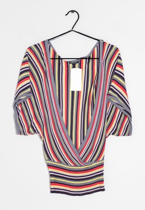 Top a righe a maniche corte in grigio, rosso, giallo e viola. Presenta un profondo scollo a V e una texture a coste. Etichetta attaccata al collo.