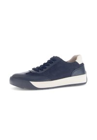 Marineblauwe sportieve schoen van glad leer, met verhoogde naden en vetersluiting. Heeft een witte zool en contrasterende hakaccenten.
