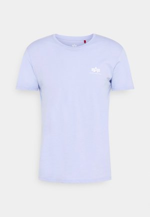 Lys lilla bomull T-skjorte med rund hals, korte ermer og en liten hvit logo på venstre side. Glatt tekstur, uformell design.