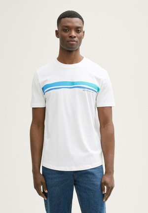 Witte t-shirt met korte mouwen, voorzien van een horizontale blauwe en turquoise streep over de borst en een klein gedrukt logo aan de linkerkant.