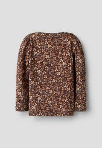 Smeđa long sleeve majica s uzorkom koja prikazuje cvjetni motiv u nijansama krem, narančaste i prigušenih boja. Nabirane rukave dodaju teksturu.
