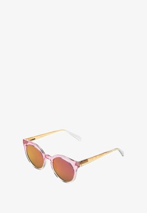 Lunettes de soleil transparentes roses avec des verres ronds, branches dorées dégradées et verres teintés marron. Présente un marquage subtil sur les branches.