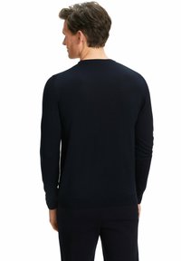 Marineblauer Strickpullover mit langen Ärmeln, rundem Halsausschnitt und glatter Textur. Die Rückseite zeigt ein tailliertes Design und minimale Nähedetails.