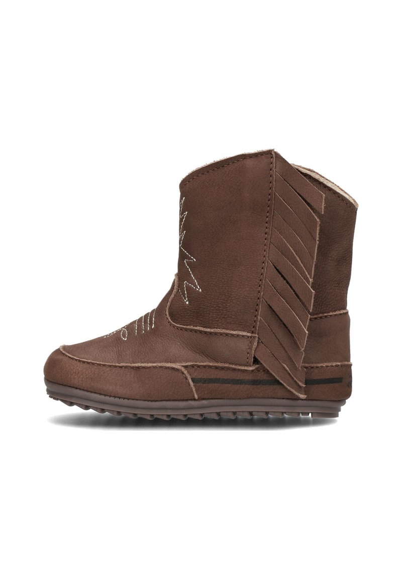 Bruine leren enkelboots met franjes, gestikte patronen, rubberen zool, ronde neus en een gladde textuur.