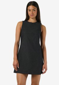 Tumši pelēks bez piedurknēm kleita ar pieguļošu augšdaļu, smalku šuvju detaļu un taisnu apakšmalu. Izgatavota no viegla denima auduma.