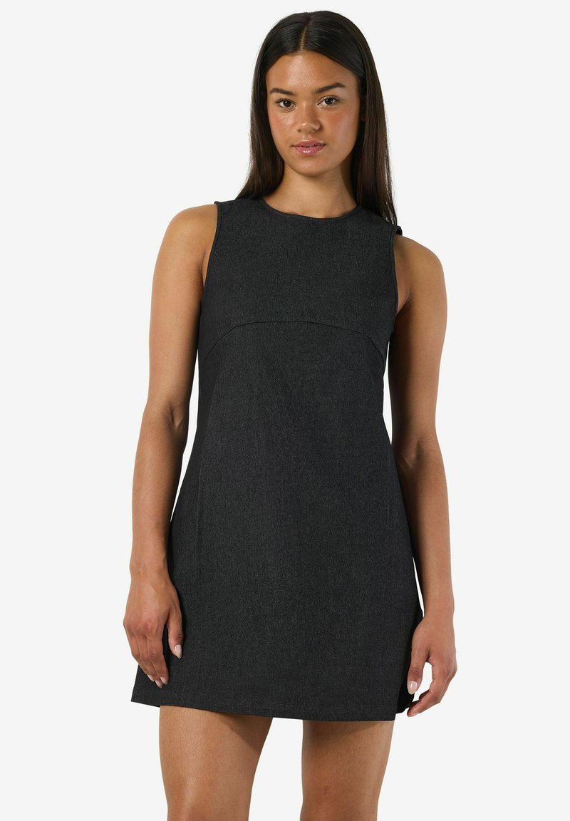 Tumši pelēks bez piedurknēm kleita ar pieguļošu augšdaļu, smalku šuvju detaļu un taisnu apakšmalu. Izgatavota no viegla denima auduma.