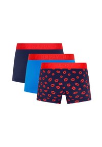 Τρία ζευγάρια μποξέρ: ένα μονόχρωμο ναυτικό μπλε, ένα μονόχρωμο μπλε, και ένα με εκτύπωση κόκκινων χειλιών σε ναυτικό μπλε, με ελαστική ζώνη κόκκινου χρώματος που γράφει «HAPPY». 