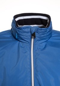 Giacca blu con zip e colletto alto. Presenta un colletto interno a righe bianco e nere, una zip frontale e una superficie in tessuto liscia e lucida.