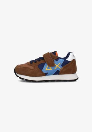 Sneaker in suede marrone e sintetico blu con strap in Velcro, dettagli in blu navy, suola bianca, logo giallo e superficie testurizzata.