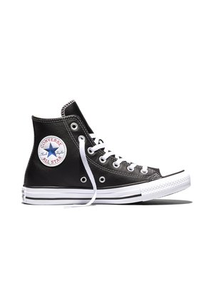 Baskets montantes Converse All Star noires avec lacets blancs et semelle en caoutchouc, montrant le patch logo sur le côté et des lacets partiellement défaits sur fond blanc.