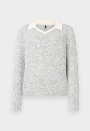 Svijetlo sivi pleteni pulover dugih rukava s bijelim detaljem u obliku V-izreza na ovratniku, rebrasti rub i manžetama, prikazan na bijeloj pozadini.