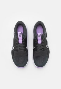 Nike Performance MC TRAINER 2 - Sapatilha de treino - black/white/viotech/dark smoke grey/lilac