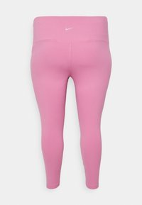 Leggings atléticas cor-de-rosa feitos de tecido elástico com uma cintura alta. Apresenta um pequeno logotipo branco da Nike na parte de trás. Design simples.