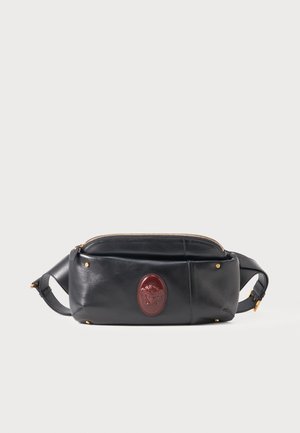 Fekete bőrből készült övtáska arany szegecsekkel és barna ovális emblémával, állítható pánttal és felső cipzáras záródással.