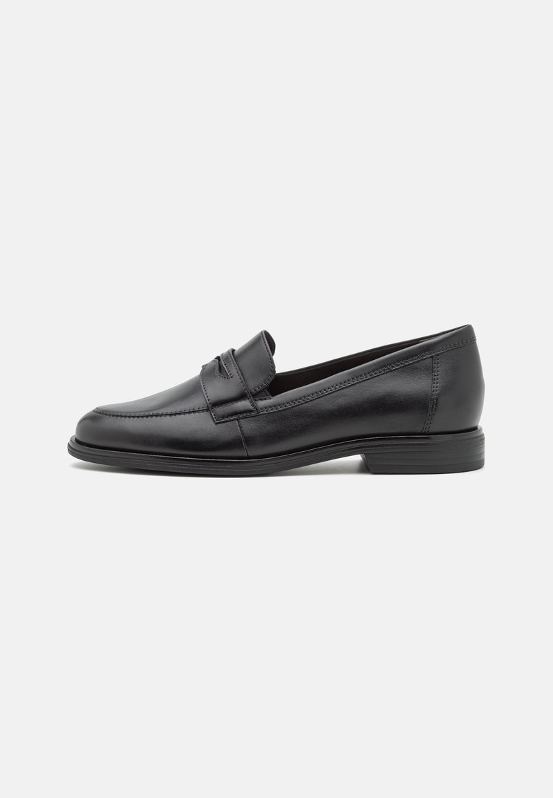 Mocasines de cuero negro con un acabado suave, puntera redondeada y detalles de costura. Tacón bajo apilado y diseño minimalista.
