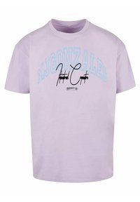 Lilla bomulls t-skjorte med korte ermer, med "MJ GONZALES" i blått og en svart signaturgrafikk midt under.