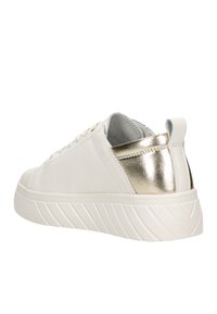 Białe skórzane sneakersy z metalicznie złotym akcentem na pięcie oraz teksturowaną gumową podeszwą. Sznurowadła z przodu, gładka powierzchnia, niski fason.