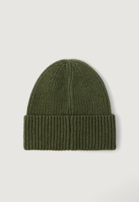 Cappello a maglia di colore verde scuro, con un design a coste testurizzate e una fascia piegata per un maggiore calore e stile.