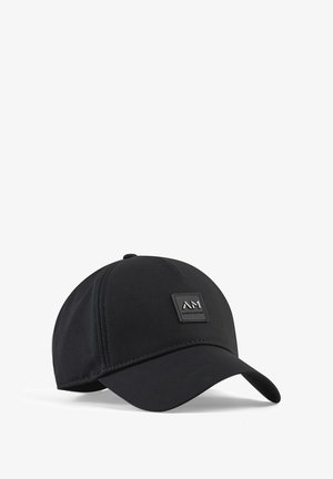 Gorra de béisbol negra hecha de tela con una textura suave, que presenta un parche cuadrado negro con el logo y una visera curva.