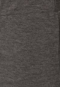 Tessuto a maglia grigio con una texture liscia e sottili variazioni di colore. Presenta un design semplice e uniforme.