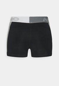 Shorts de sport noirs avec une ceinture bicolore gris et blanc comportant des logos cousus à l'arrière.