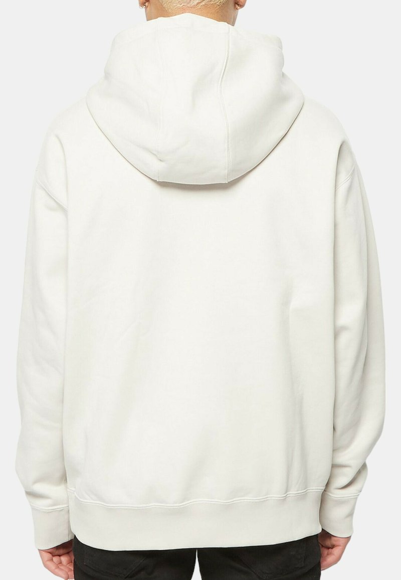 Ljust grå huvtröja med avslappnad passform, justerbar dragsko, ribbade ärmslut och enfärgad baksida. Tillverkad av mjukt bomullsblandat material.