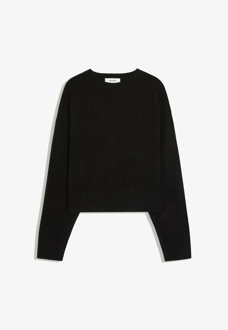 Pull en maille noir manches longues avec un col rond et des poignets et un bas côtelés, posé à plat sur fond blanc.