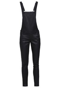 Salopette noire slim fit en cuir synthétique avec bretelles ajustables et panneau avant sur fond blanc.