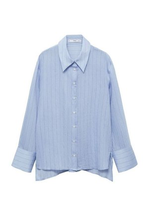 Chemise bleu clair à manches longues avec un motif à rayures, col classique. Tissu doux avec une finition légèrement texturée.