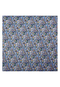 Tissu rectangulaire à fond bleu, orné de personnages de dessin animé de différentes couleurs et formes, avec une texture lisse.