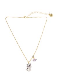 Collana in oro con ciondolo a forma di gatto con accenti multicolori, affiancato da un piccolo ciondolo con ali e dettagli in pietre colorate.