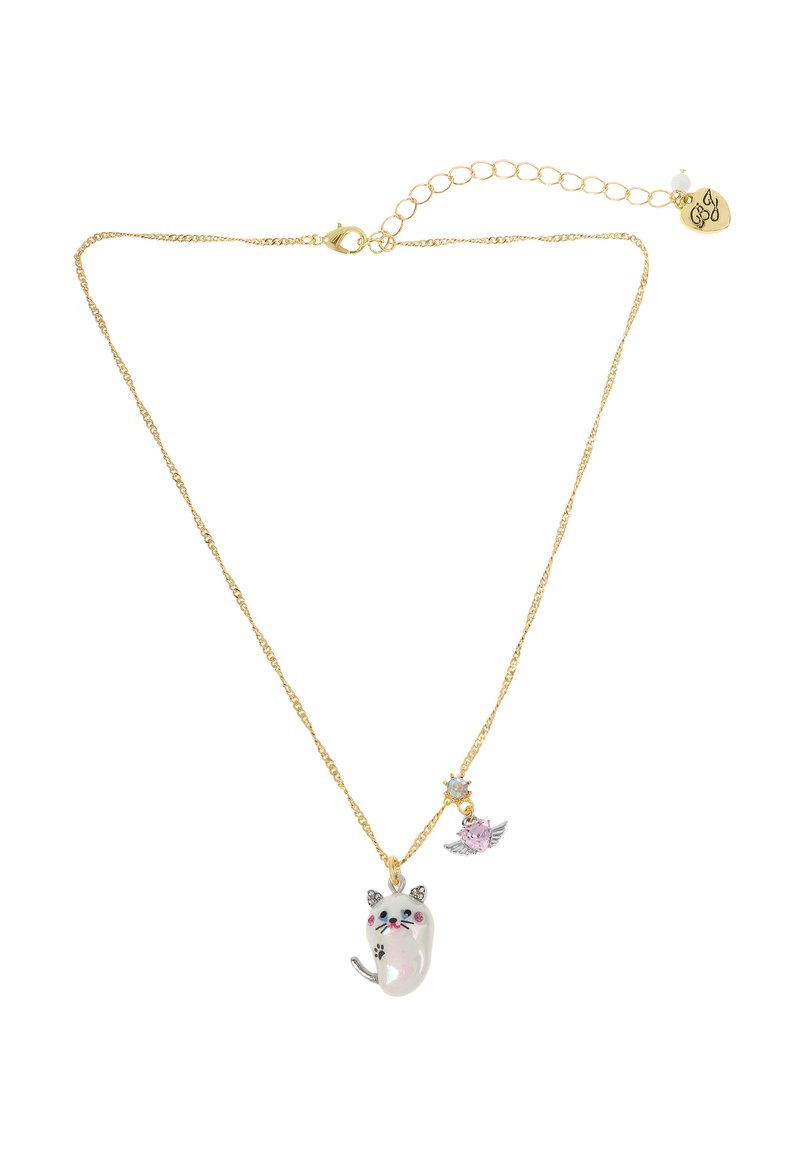 Collana in oro con ciondolo a forma di gatto con accenti multicolori, affiancato da un piccolo ciondolo con ali e dettagli in pietre colorate.