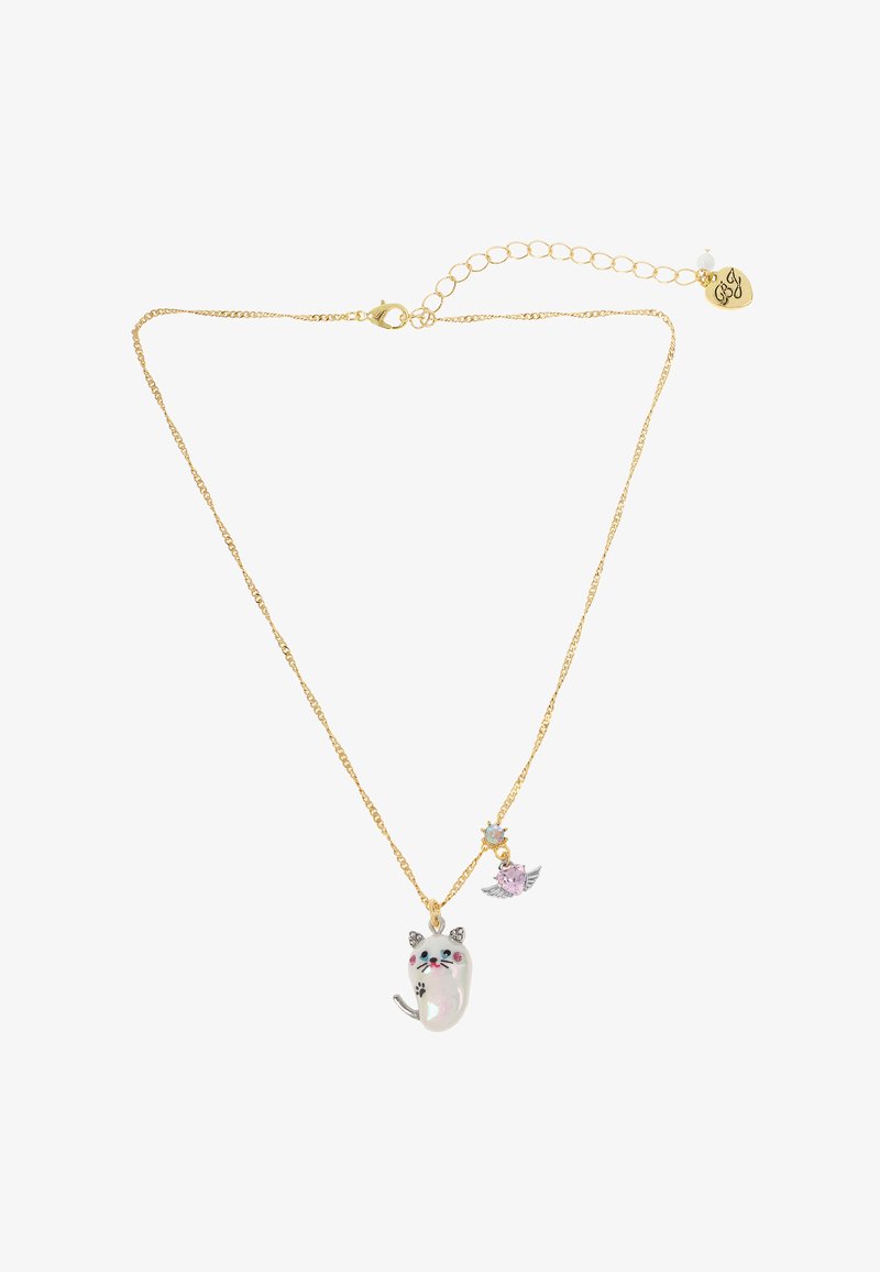Collana in oro con ciondolo a forma di gatto con accenti multicolori, affiancato da un piccolo ciondolo con ali e dettagli in pietre colorate.