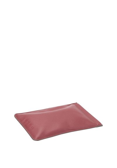 Borsetta in pelle rossa scura con finitura liscia e texture. Forma rettangolare con angoli arrotondati e fodera grigia a contrasto.