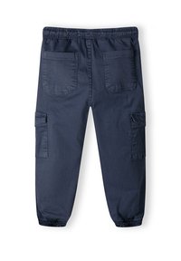 Navy cargobyxor med elastisk midja, två bakfickor och sidofickor för last, med en avslappnad passform och avsmalnande ärmslut.
