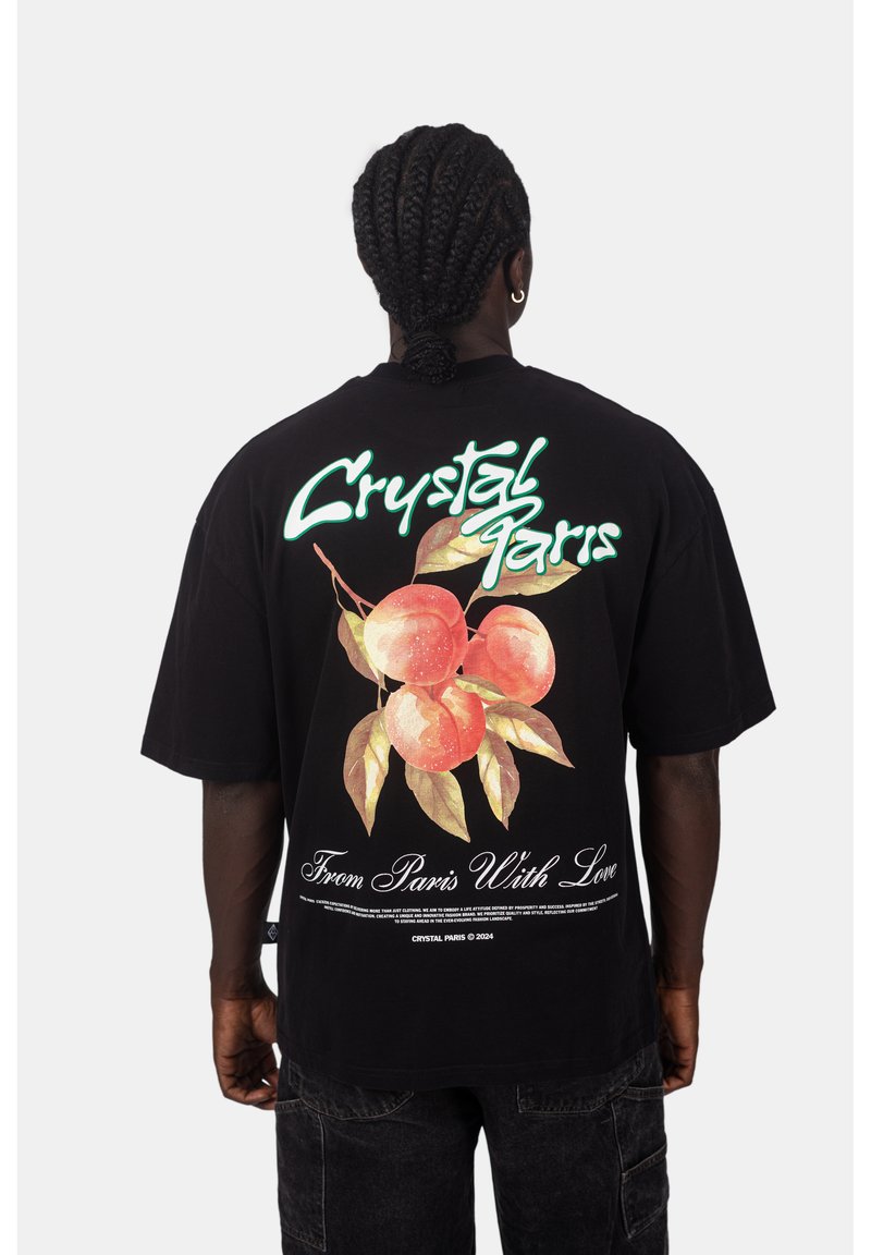 Černé oversize tričko s grafikou broskví a zeleným textem "Crystal Paris" a "From Paris With Love" na zadní straně.