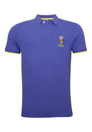 Cămașă polo scurtă mov, cu margine galbenă la mâneci și un mic jucător de polo brodat cu textul "USPA" pe partea st�ângă a pieptului.