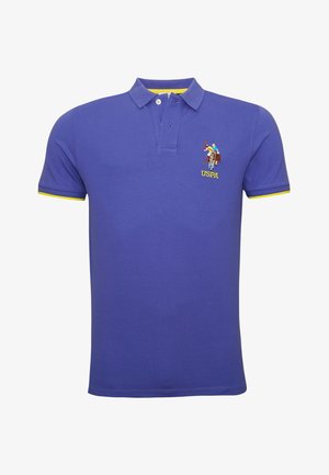 Fioletowa koszulka polo z krótkim rękawem, z żółtymi wykończeniami przy rękawach oraz małym haftowanym zawodnikiem polo z napisem "USPA" na lewej piersi.