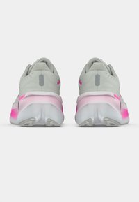 Šviesiai pilki bėgimo batai su rožiniais akcentais, turintys vientisą viršutinį dizainą, paminkštintą kulną ir tekstūruotą pado dalį, skirtą sukibimui.