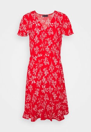 Robe rouge longueur genou avec imprimé floral blanc, manches courtes évasées, col en V et boutons à l'avant.