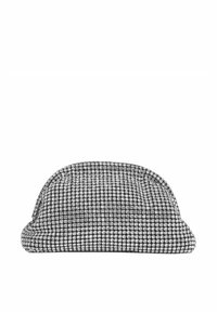 Hopeinen clutch-laukku, jossa on teksturoitu pinta, joka on peitetty pienillä, heijastavilla koristeilla; pyöreä muotoilu pehmeällä, kokoontuneella yläosalla.