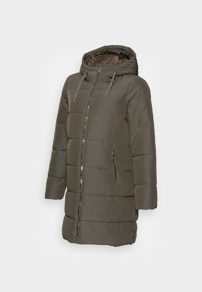 Donkergroene gewatteerde jas met capuchon, voorzien van een zilveren rits aan de voorkant, twee zijzakken met ritssluiting en een textuurrijke stofafwerking.