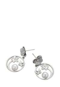 Sidabriniai auskarai su gėlių detalėmis, drugeliais ir centrine apvalia perla atvirus apskritimuose.