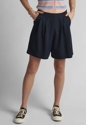 Short - dark sapphire