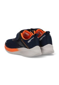 Zapatillas deportivas azul marino con acentos naranjas, parte superior de malla para transpirabilidad y suela de goma blanca. Cuenta con una correa de Velcro para ponérselas fácilmente.